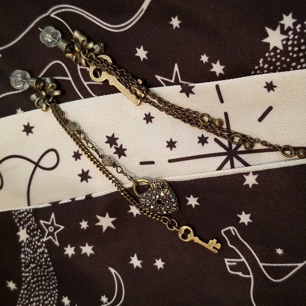 RARE Betsey Johnson Lock & Key Mismatched Drop Earrings - Picture 2 of 11